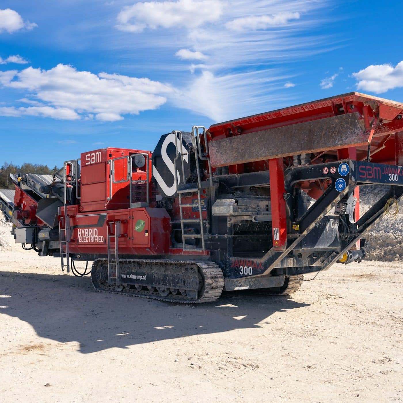 Mobile crushing plant sizing ore on site